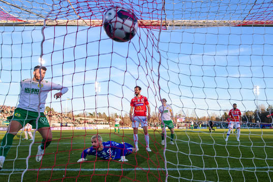 Hammarbys Edvin Kurtulus jublar och skjuter 0-1 bakom