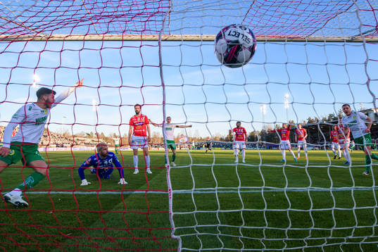 Hammarbys Edvin Kurtulus jublar och skjuter 0-1 bakom