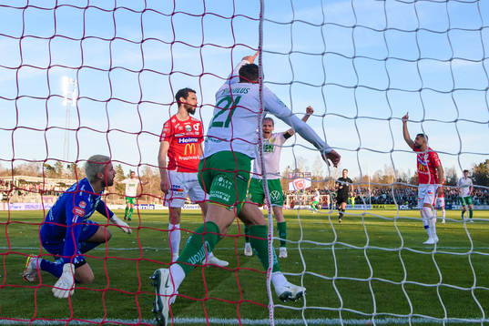 Hammarbys Edvin Kurtulus jublar och skjuter 0-1 bakom