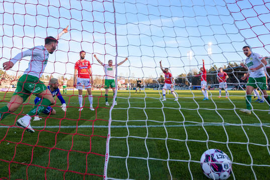 Hammarbys Edvin Kurtulus jublar och skjuter 0-1 bakom