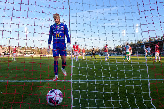 Degerfors målvakt Alfie Malik Whiteman deppar