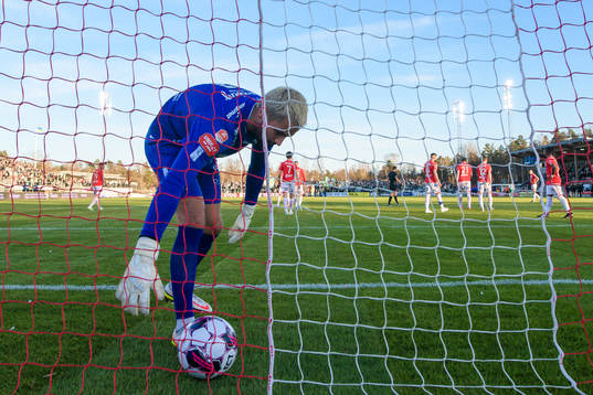 Degerfors målvakt Alfie Malik Whiteman deppar
