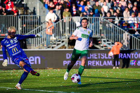 Degerfors målvakt Alfie Malik Whiteman och Hammarbys