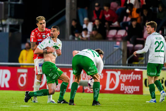 Degerfors Diego Campos och Hammarbys Nahir Besara