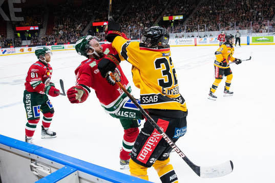 Luleås Oscar Engsund tacklar Frölundas Stefan Elliot