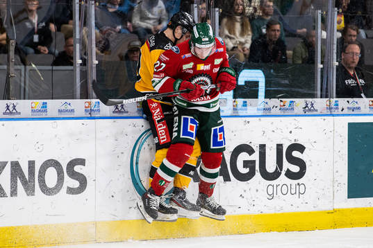Luleås Julius Honka tacklas av Frölundas Teodor Niederbach