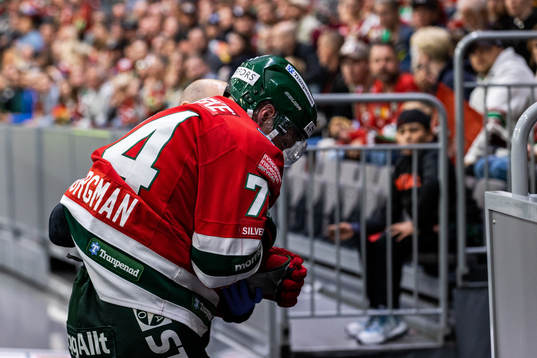 Frölundas Andreas Borgman lämnar isen skadad