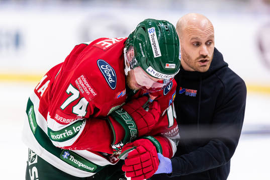 Frölundas Andreas Borgman får hjälp av isen