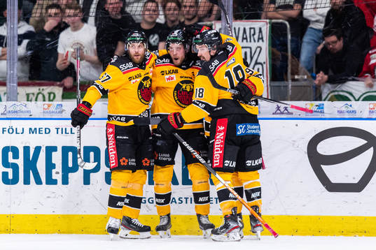 Luleås Juhani Tyrväinen jublar med lagkamrater