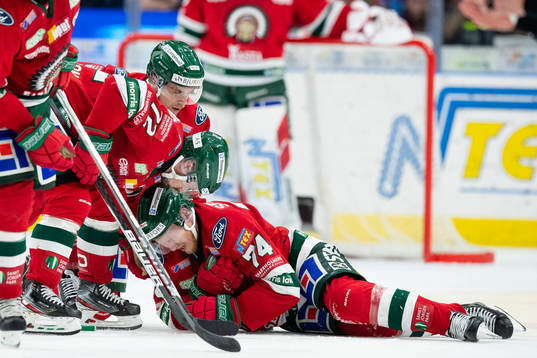 Frölundas Andreas Borgman ligger skadad på isen