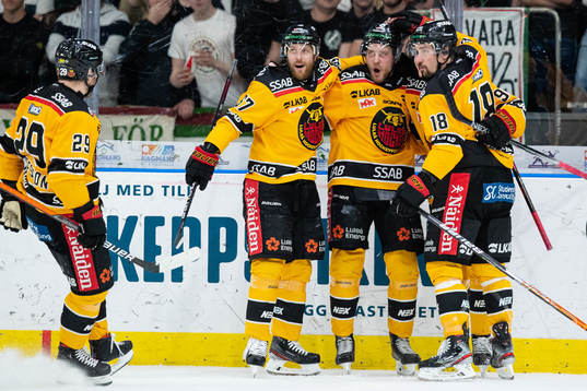 Luleås Juhani Tyrväinen jublar med lagkamrater