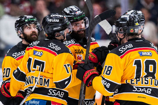 Luleås Isac Brännström jublar med lag