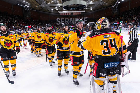 Luleås spelare jublar med målvakt Joel Lassinantti jublar