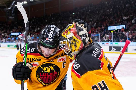Luleås Erik Gustafsson jublar med målvakt Joel Lassinantti