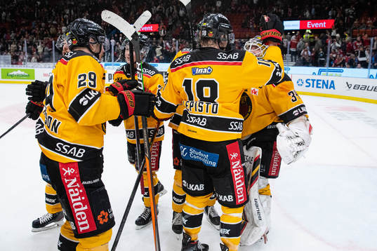 Luleås målvakt Joel Lassinantti jublar med lagkamrater