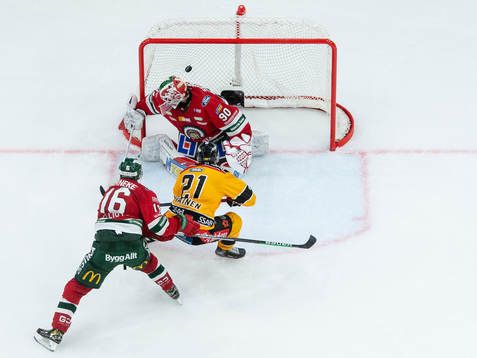 Luleås Juhani Tyrväinen skjuter 0-1 på Frölundas
