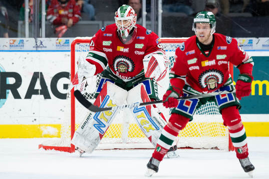 Frölundas målvakt Matthew Tomkins bakom Filip Johansson