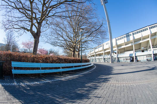 Bänk utanför Malmö Stadion