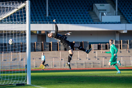 Olympics Henrik Norrby skjuter in bollen bakom IFK Malmös