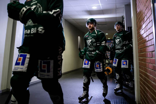 Färjestads Marcus Nilsson och Patrik Lundh på väg ut mot