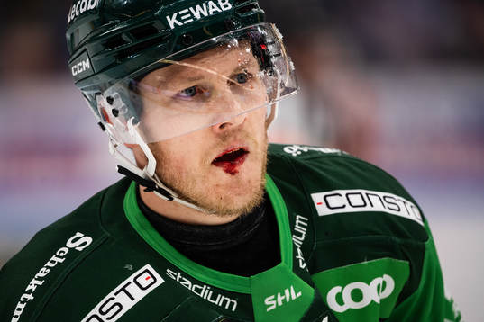Färjestads Patrik Lundh blöder från munnen