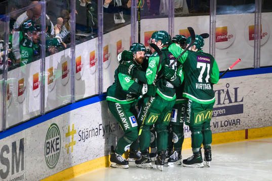 Färjestads Pontus Widerström jublar med lagkamrater