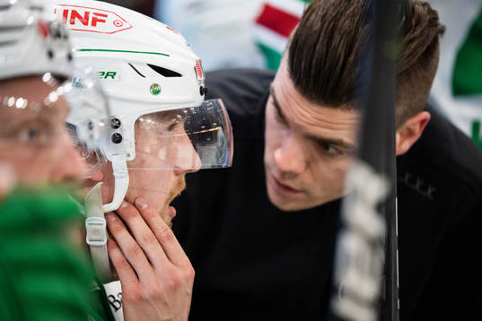 Rögles Linus Sjödin blir undersökt i båset