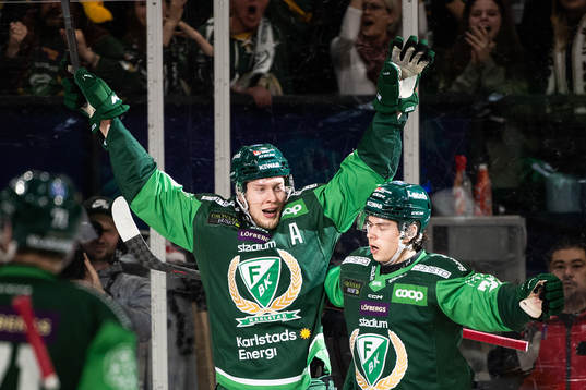Färjestads Victor Ejdsell och Albert Johansson jublar