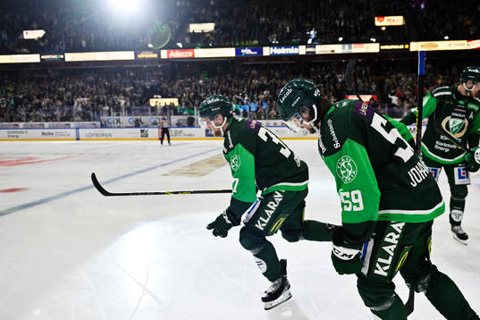 Färjestads Adam Ginning jublar
