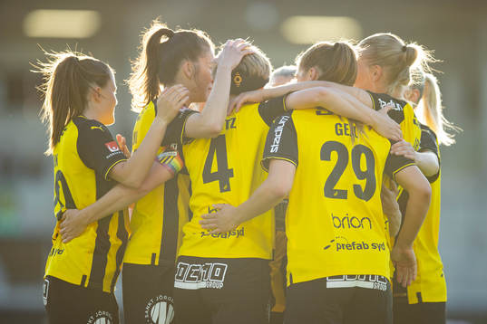 Häckens Luna Nørgaard Gevitz jublar med lagkamrater