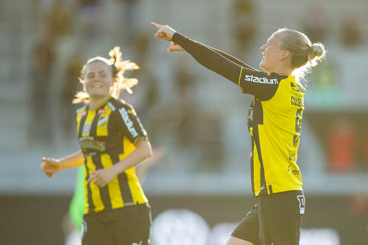 Häckens Filippa Curmark jublar