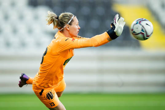 Häckens målvakt Jennifer Falk räddar ett skott