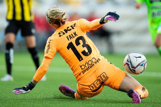 Häckens målvakt Jennifer Falk räddar ett skott