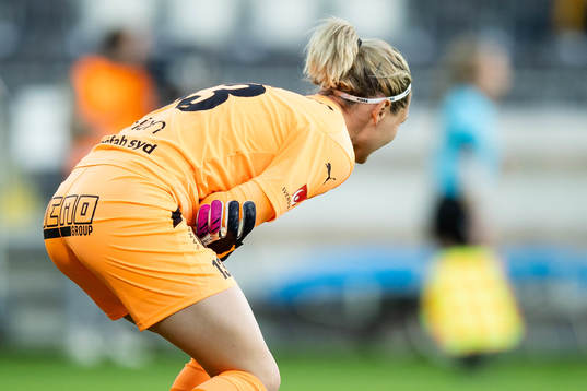 Häckens målvakt Jennifer Falk tar sig om armbågen