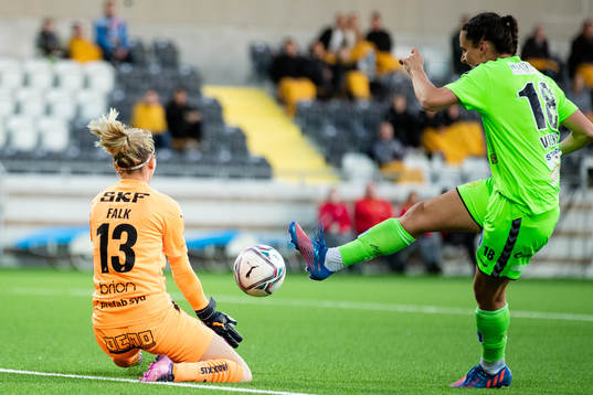 Häckens målvakt Jennifer Falk räddar ett skott från