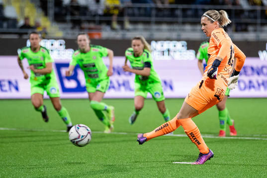 Häckens målvakt Jennifer Falk skjuter en straff som