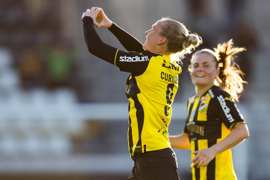 Häckens Filippa Curmark jublar