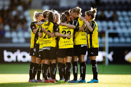 Häckens Filippa Curmark jublar med lagkamrater