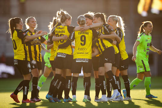 Häckens Andrine Stolsmo Hegerberg jublar med lagkamrater