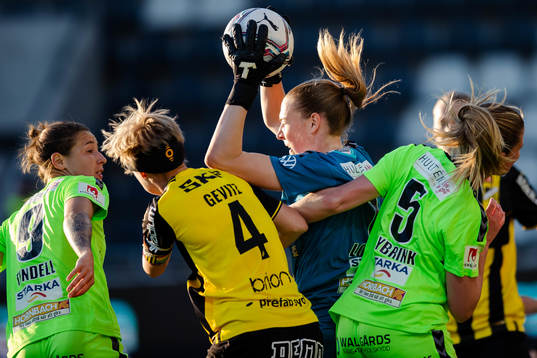 Kristianstads målvakt Melina Loeck i kamp om bollen med