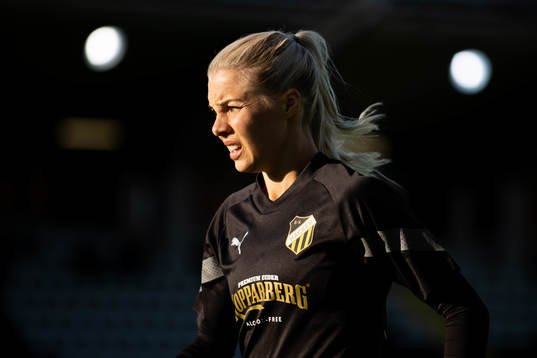 Häckens Lotta Öqvist innan fotbollsmatchen i