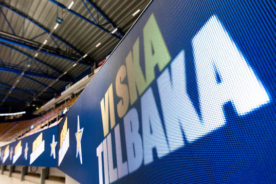 En led-skärm med texten ”Vi ska tillbaka”