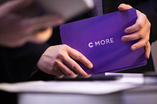 Ett manuskort med CMores logotyp
