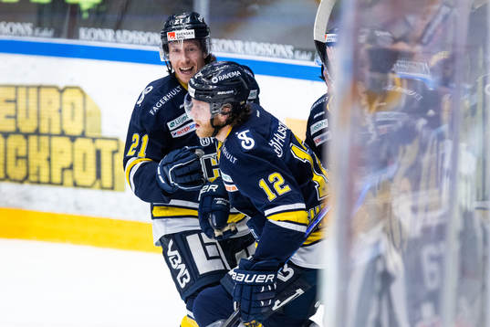 s Myles Powell och Hunter Shinkaruk jublar
