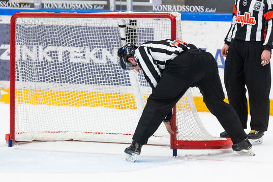En linjedomare sätter tillbaka målet på sin plats