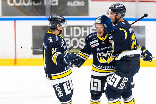 s Tyler Kelleher jublar med lagkamrater
