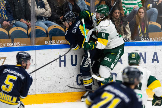s Emil Andrae tacklas av Björklövens Ryan Gropp