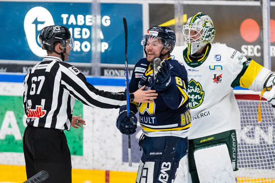 s Tommi Huhtala reagerar när han visas ut