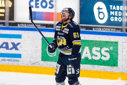 s Tommi Huhtala reagerar när han visas ut