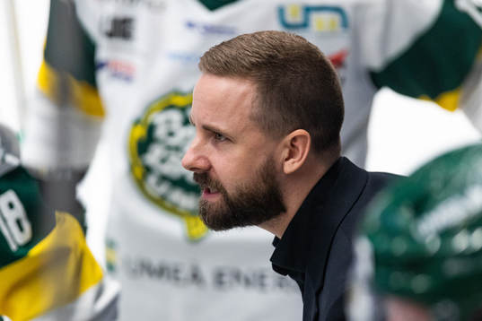 Björklövens tränare Viktor Stråhle vid en time out
